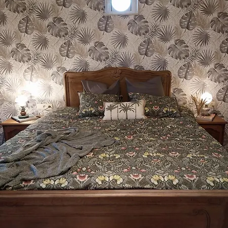 La Grange Aux Dimes Bed and Breakfast 3*